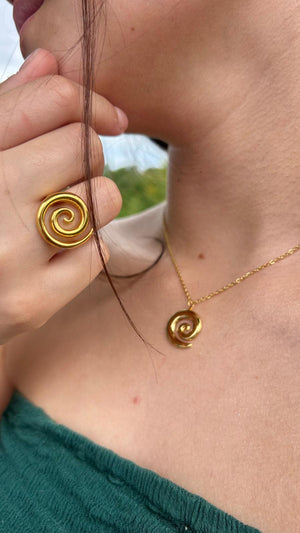 Conjunto de Brazalete y Anillo Elegante – Oro Conjunto de Brazalete y Anillo Elegante – Oro