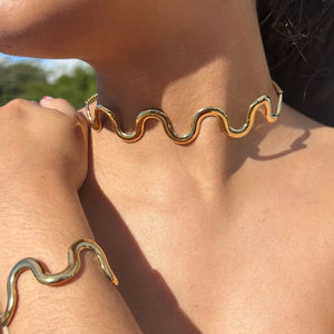 Conjunto de Collar y Brazalete Ondas Retro – Oro Conjunto de Collar y Brazalete Ondas Retro – Oro