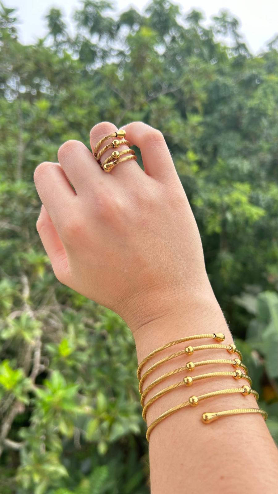 Conjunto de Brazalete y Anillos en espiral – Oro