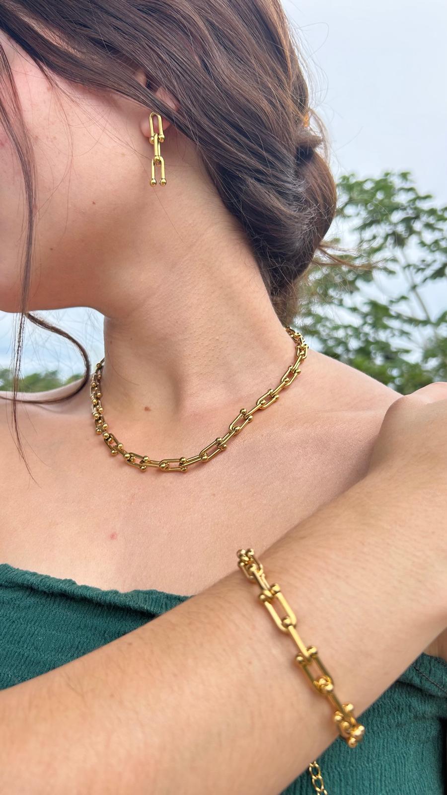 Conjunto de Aretes, Collar y Brazalete Clásico U - Oro