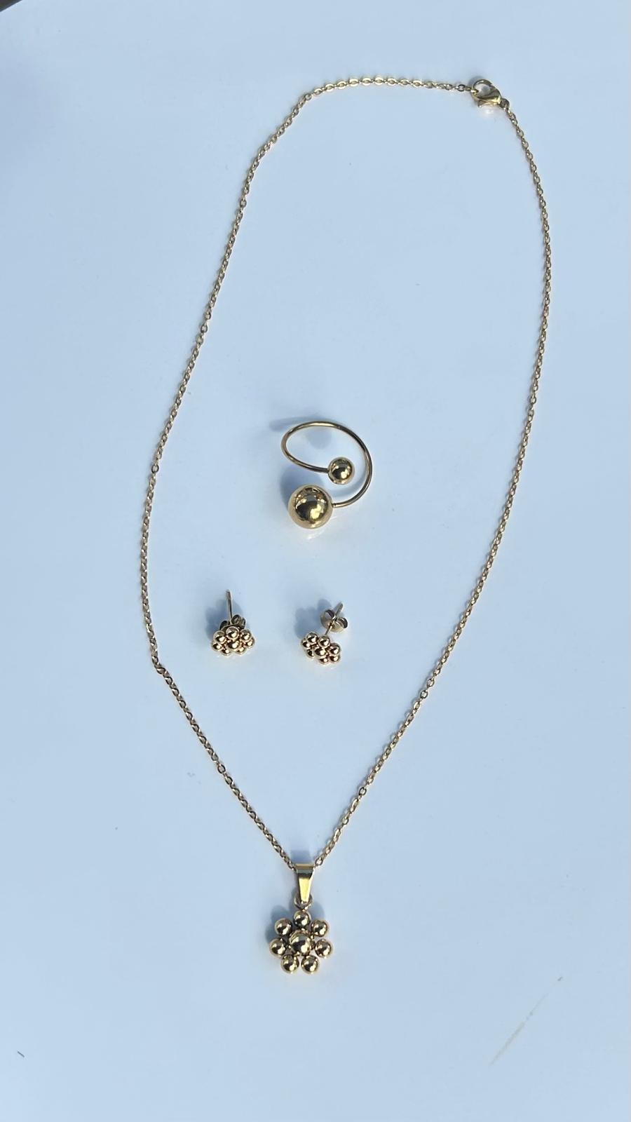 Set floral clásico – Sortija, aretes y collar pétalos resistentes